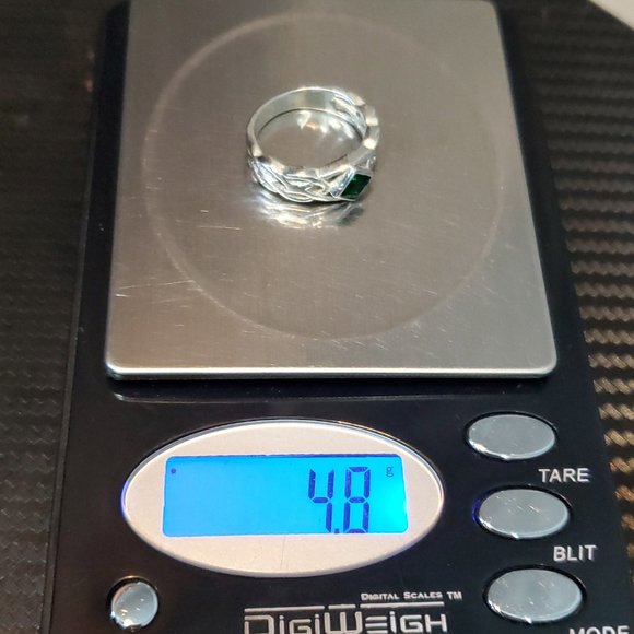 Size 7.75 925 Sterling Silver Celtic Style Green Glass Gem Ring - Picture 9 of 9